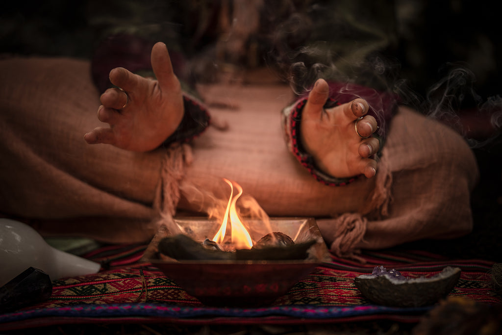 Hand über einen Feuer
